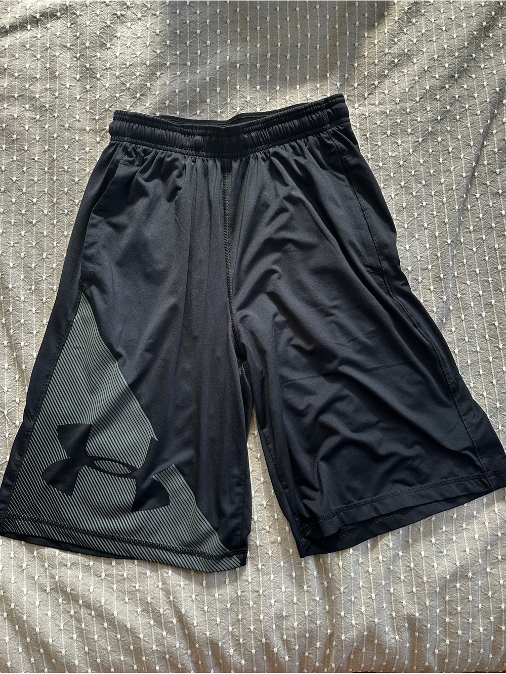 Men’s under armour black and grey athletic shorts loose fit size small
